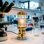 Microscope Nikon et lampe vintage sur paillasse laboratoire