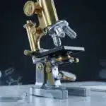 Microscope optique avec lentilles et platine sur surface brillante