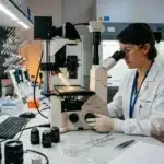 Scientifique utilisant un microscope dans un laboratoire moderne